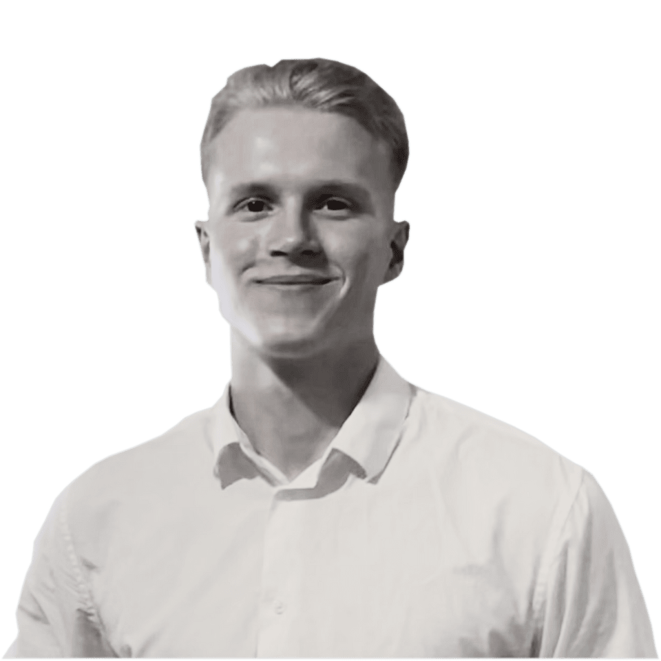 WordPress-asiantuntija hymyilee kauluspaita päällään