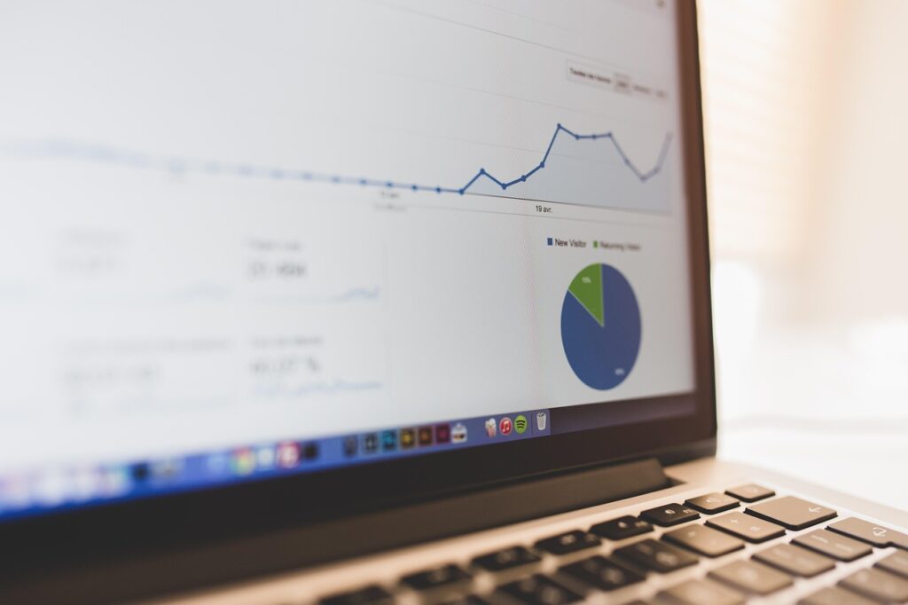 Kannettavan näytöllä verkkosivun analytiikkaa ja kaavioita WordPress-sivuston seurantaa varten.